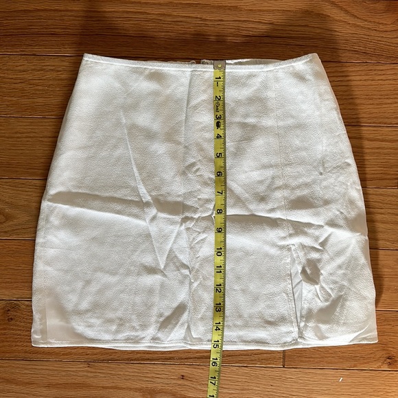 Aritzia Sunday Best Crepe White Mini Skirt - Picture 2 of 4